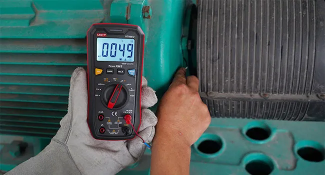Industrial motor temperature testing using the thermocouple probe
